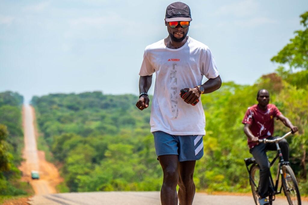 迪奥·卡托运动员在南非的一条道路上奔跑。